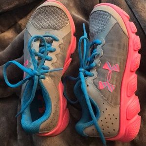 EUC Under Armour Girls Tennis Shoes